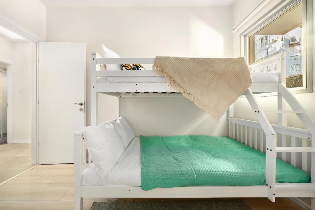 Postel nebo postele na pokoji v ubytování Netanya Beachfront Bliss Apartments by Sea N' Rent