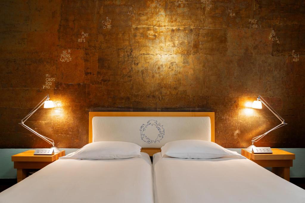 Postel nebo postele na pokoji v ubytování Hotel Greif, a Member of Design Hotels