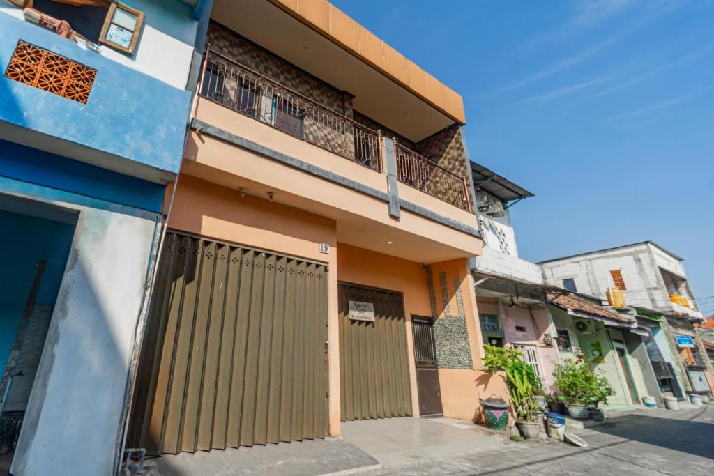 un bâtiment avec une porte devant lui dans l'établissement Hotel O Buduran Homestay Syariah, à Sidoarjo
