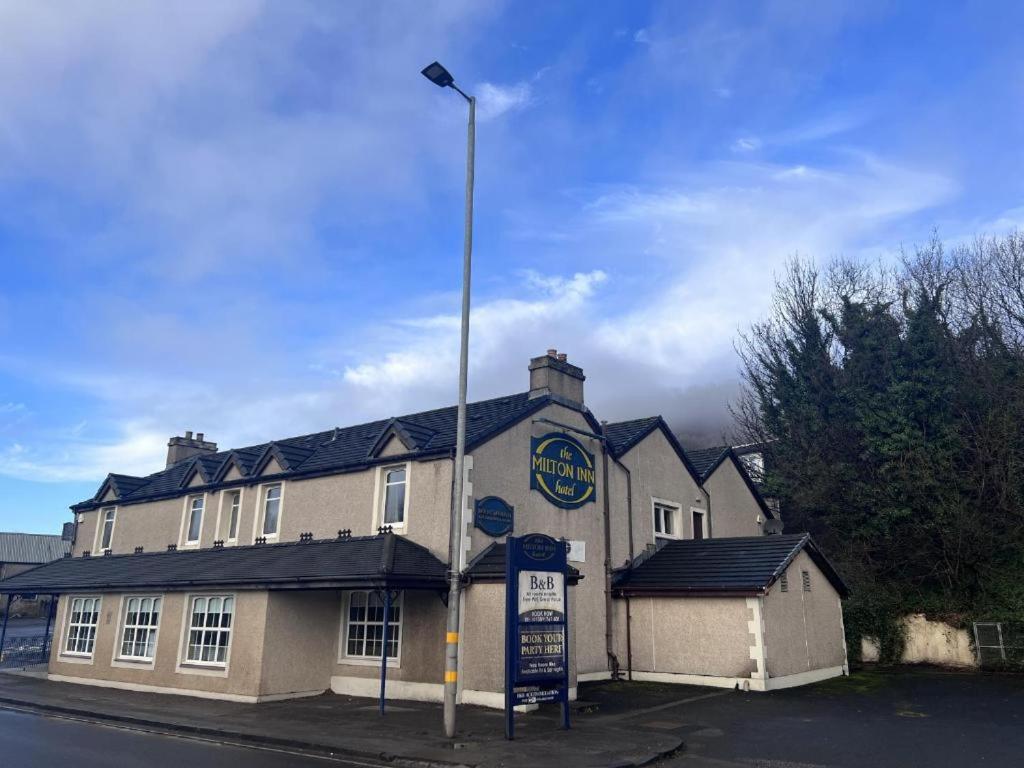 ダンバートンにあるLochway Hotelの目の前に灯る建物