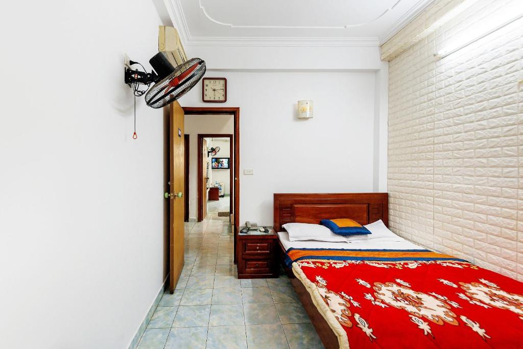 Postel nebo postele na pokoji v ubytování Binh Minh Ngoc Khanh Hotel