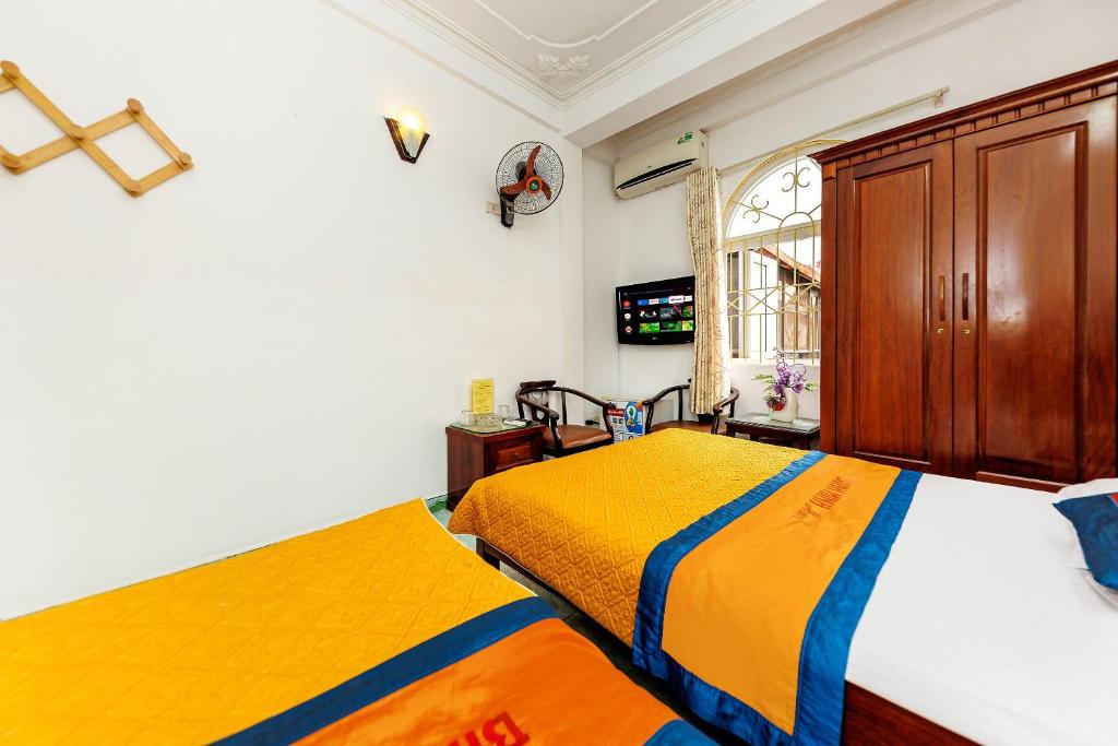 Postel nebo postele na pokoji v ubytování Binh Minh Ngoc Khanh Hotel