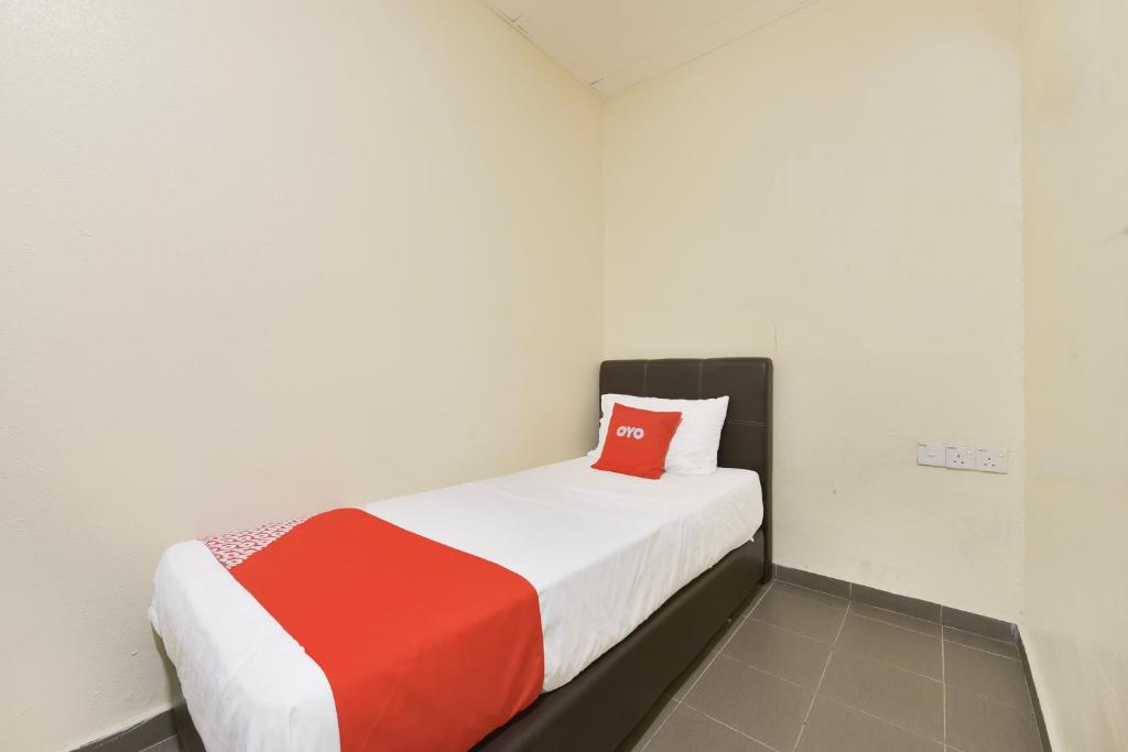 Postel nebo postele na pokoji v ubytování OYO 90963 Gest Inn