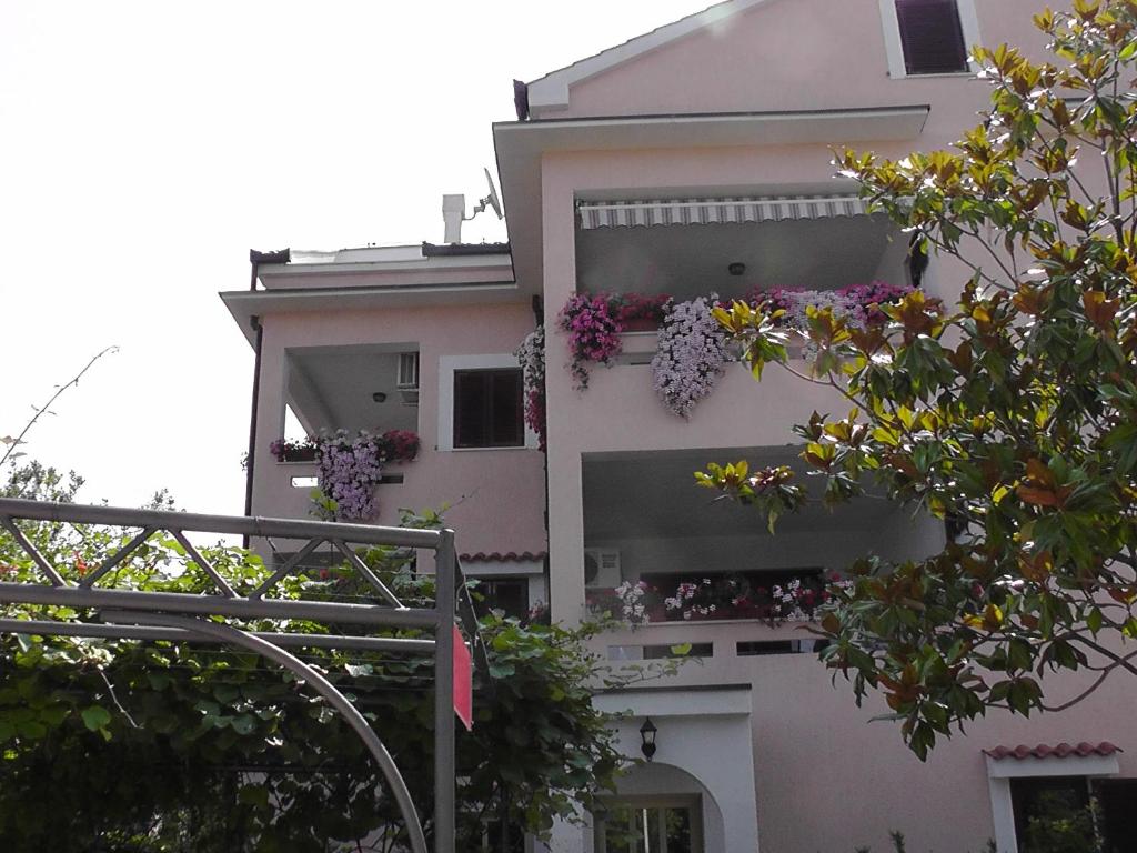 Budova, v ktorej sa apartmán nachádza