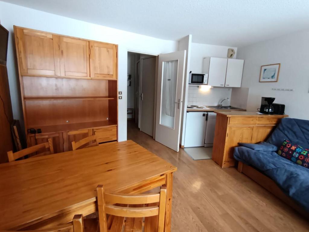 une cuisine et un salon avec une table et un canapé dans l'établissement Résidence Ferme D'augustin - Batiment D - Appartement 4/6 personnes - Skis aux pieds MAE-9154, à Montgenèvre