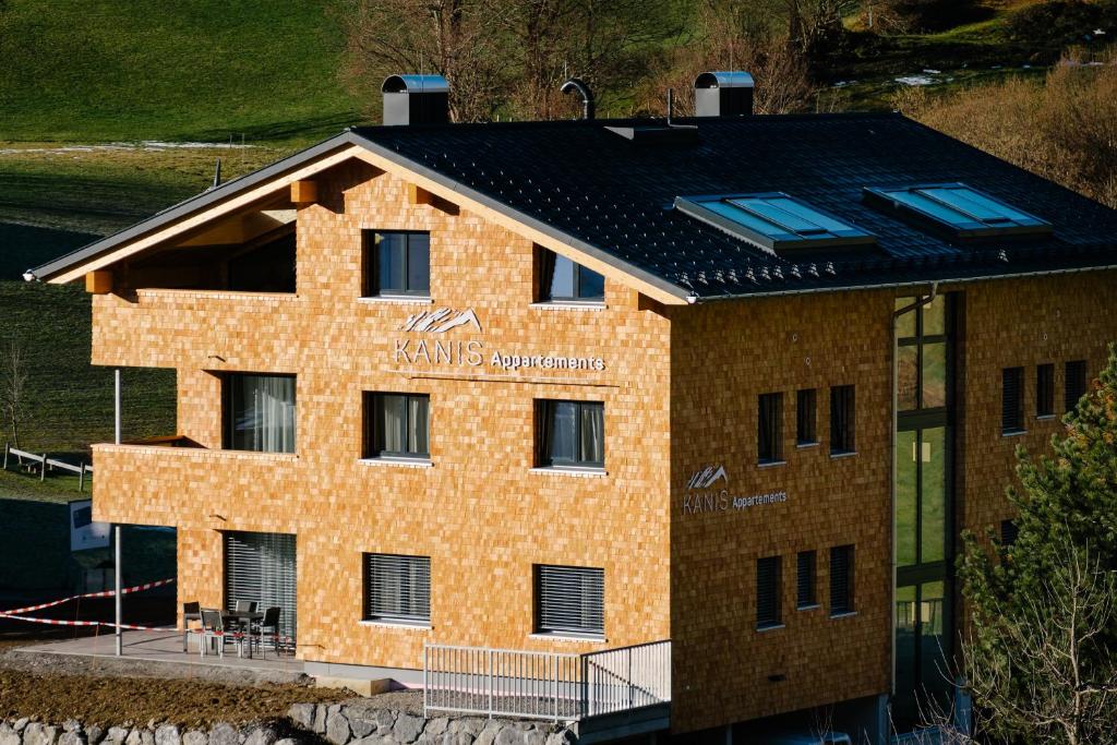 ein Gebäude mit Sonnenkollektoren darüber in der Unterkunft Kanis Appartements in Schoppernau