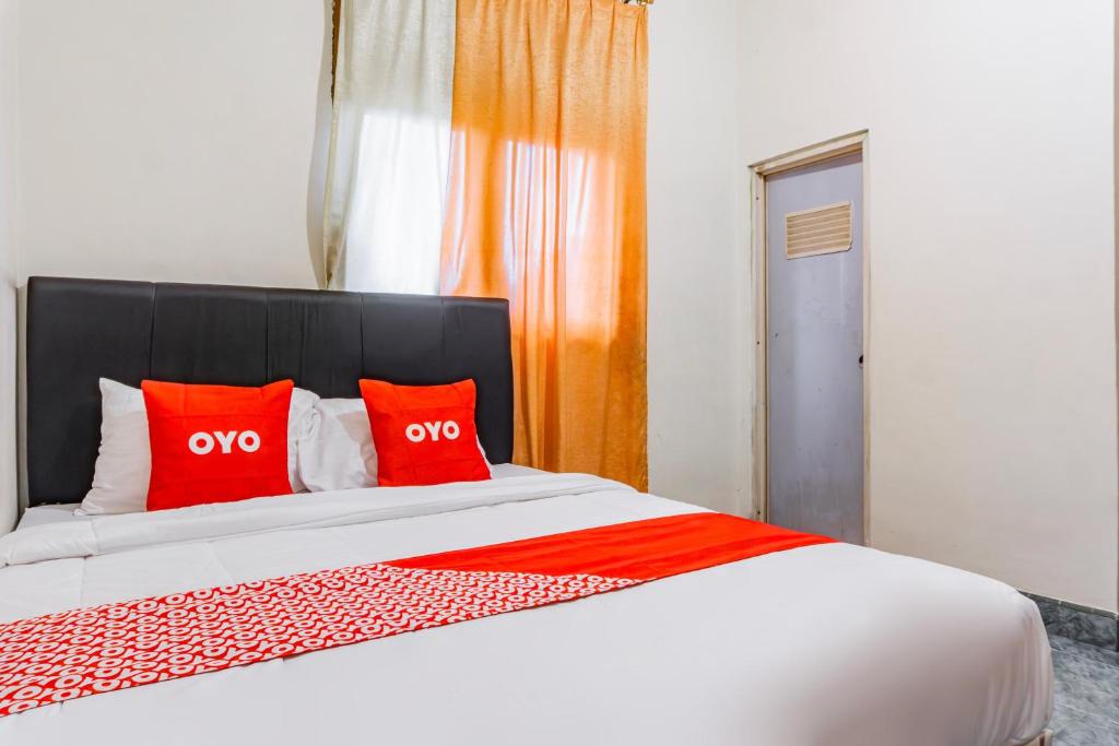 Postel nebo postele na pokoji v ubytování OYO 94067 The Roy Suite Guest House