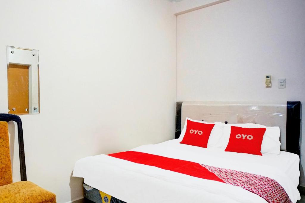 Postel nebo postele na pokoji v ubytování Hotel O Medan City Near Sun Plaza Formerly 99 Residence