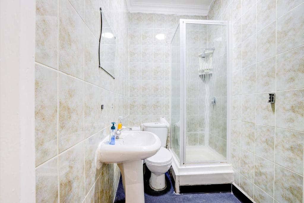 London Shelton Hotel, Finsbury Park的一间浴室