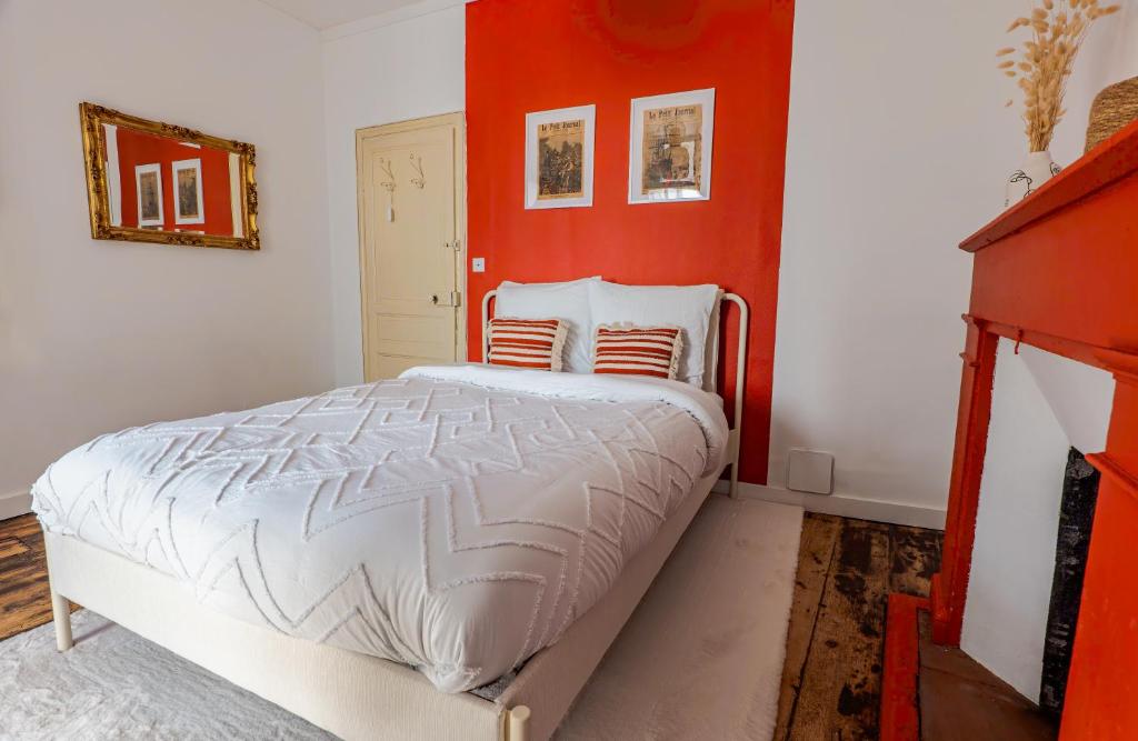Postel nebo postele na pokoji v ubytování Chambre Rouge