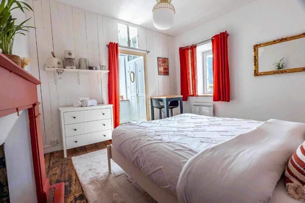 Postel nebo postele na pokoji v ubytování Chambre Rouge
