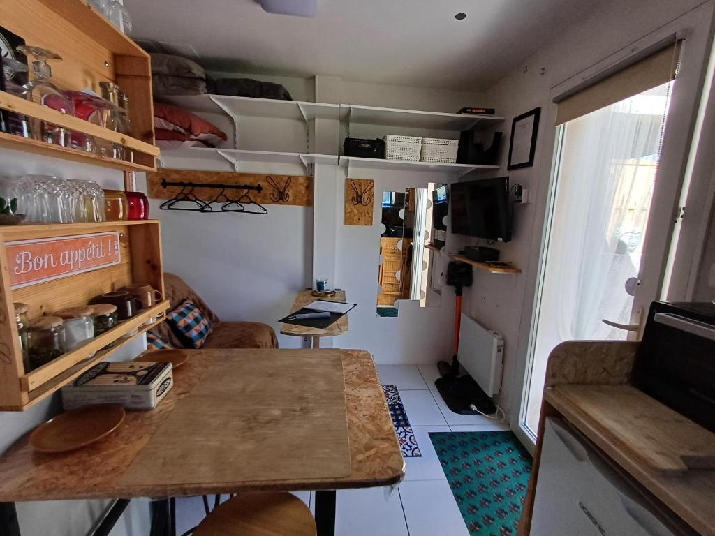 Kuchyňa alebo kuchynka v ubytovaní Studio 10m2, terrasse 18m2 , parking, piscine et accueille les animaux