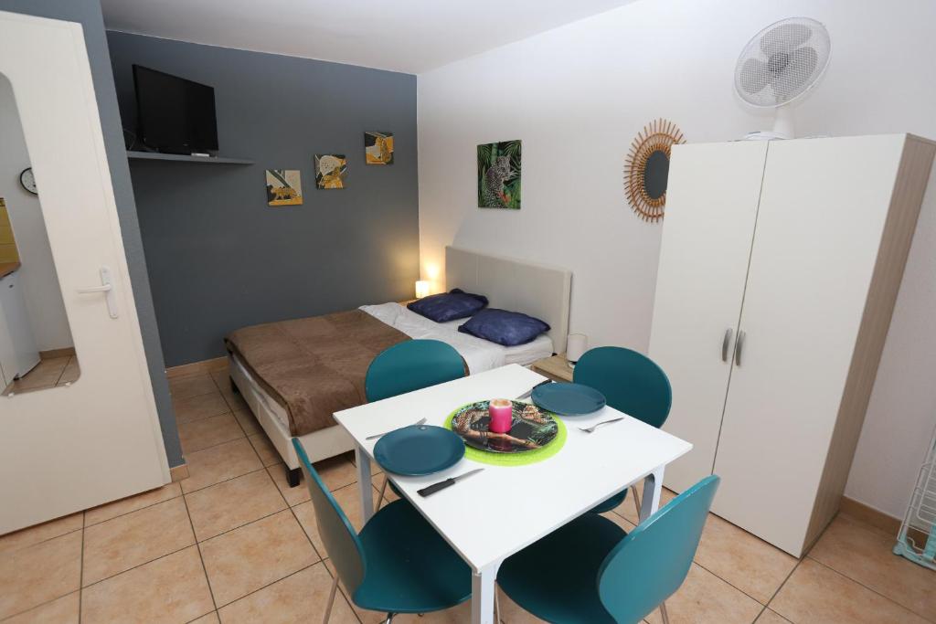 une pièce avec une table, des chaises et un lit dans l'établissement Grande studio 2 coeur des animations à 50m plage, à Argelès-sur-Mer