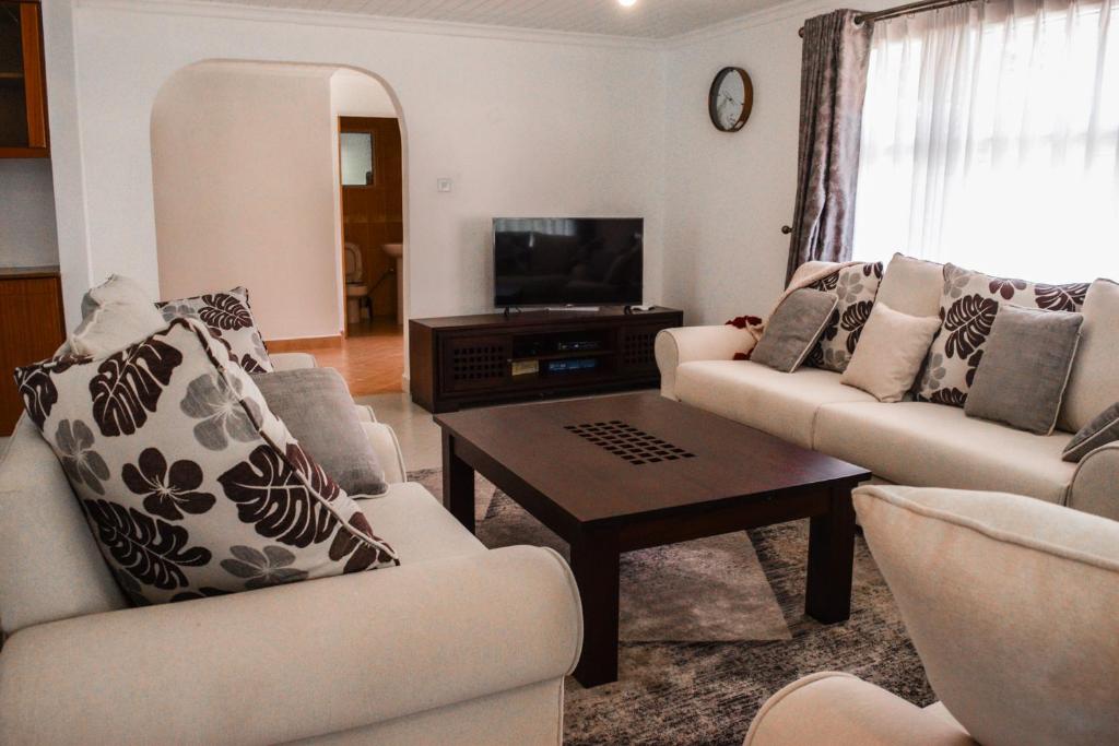 Posezení v ubytování Modern Stylish 4-Bedroom With a Pool in Athi River