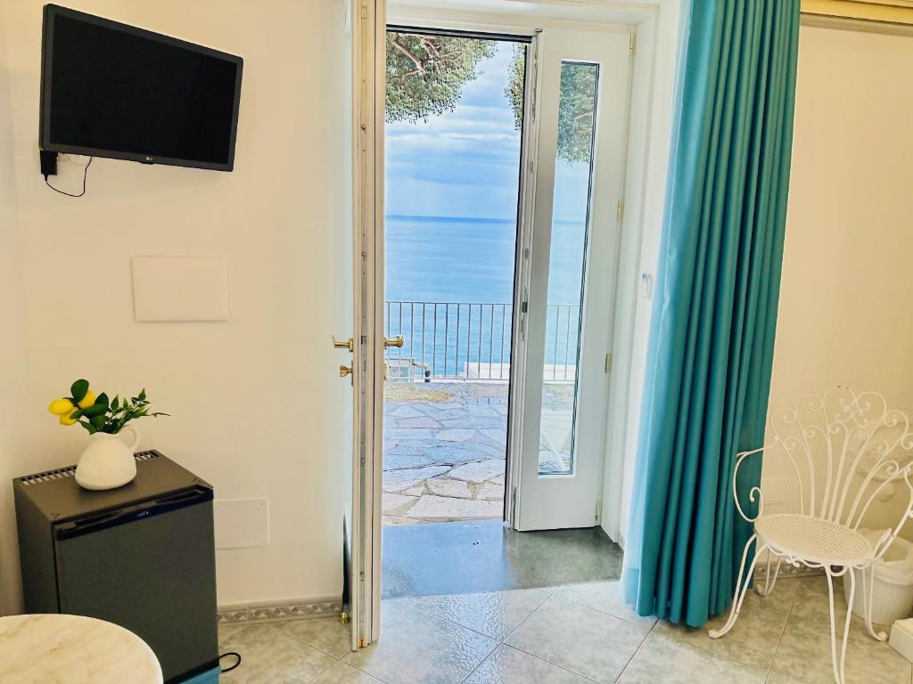 TV a/nebo společenská místnost v ubytování La Maliosa Positano