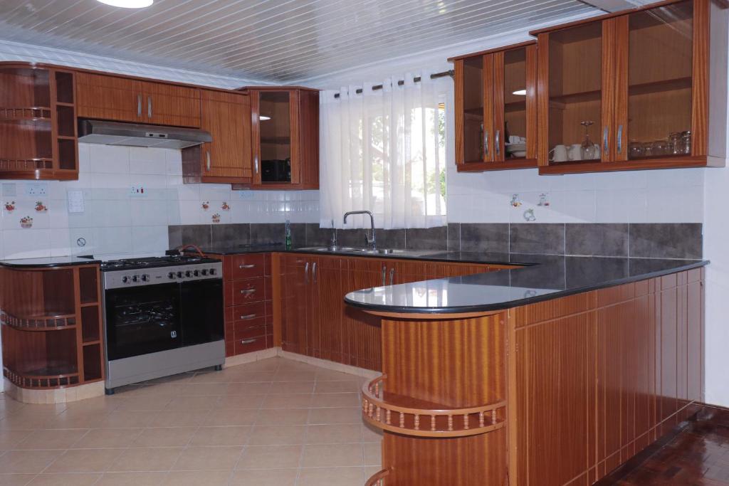 Kuchyň nebo kuchyňský kout v ubytování Modern Stylish 4-Bedroom With a Pool in Athi River