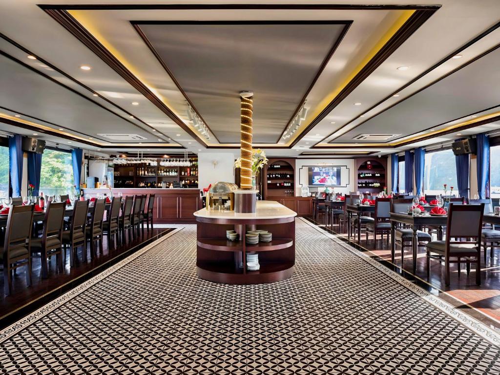 Um restaurante ou outro lugar para comer em Le Journey Elegance Cruise