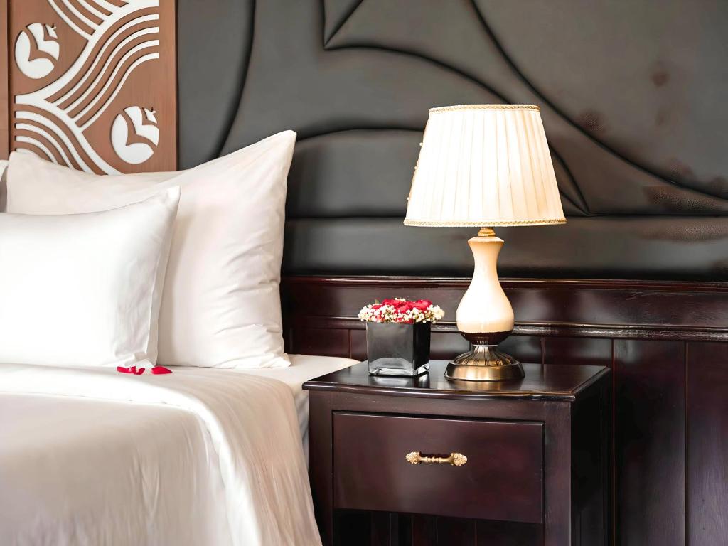 Uma cama ou camas num quarto em Le Journey Elegance Cruise