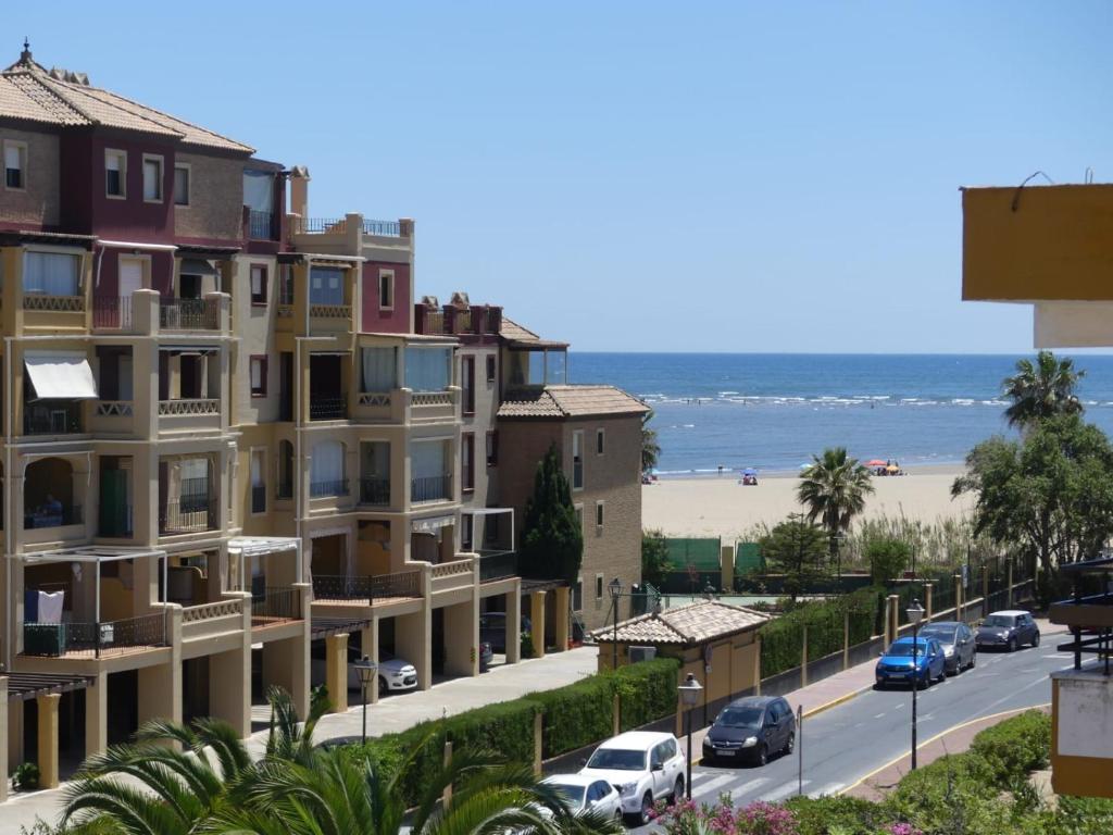 vista sulla spiaggia da un edificio di Apto dos dormitorios en Ayacosta a Isla Canela