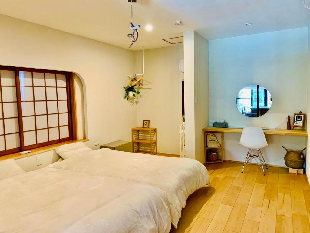Postel nebo postele na pokoji v ubytování My Place 小豆島 1日1組限定 海近の贅沢ステイ 2025年フルリノベ 洗練モダンデザイン 最大8名 一棟貸切