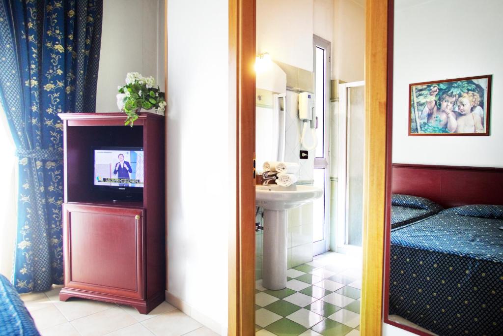 Postel nebo postele na pokoji v ubytování Hotel Leonardo