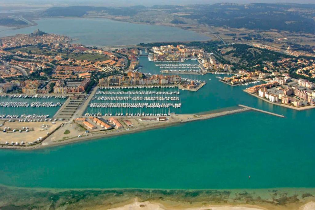 - une vue aérienne sur un port de plaisance dans l'établissement Le Cordier - Apartment near the harbor, à Gruissan