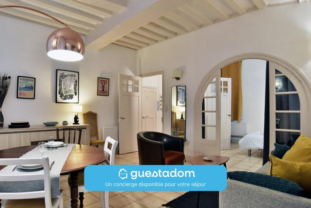 un salon avec une table et une salle à manger dans l'établissement L'Amuros - Wifi- 200m plage, à Saint-Malo