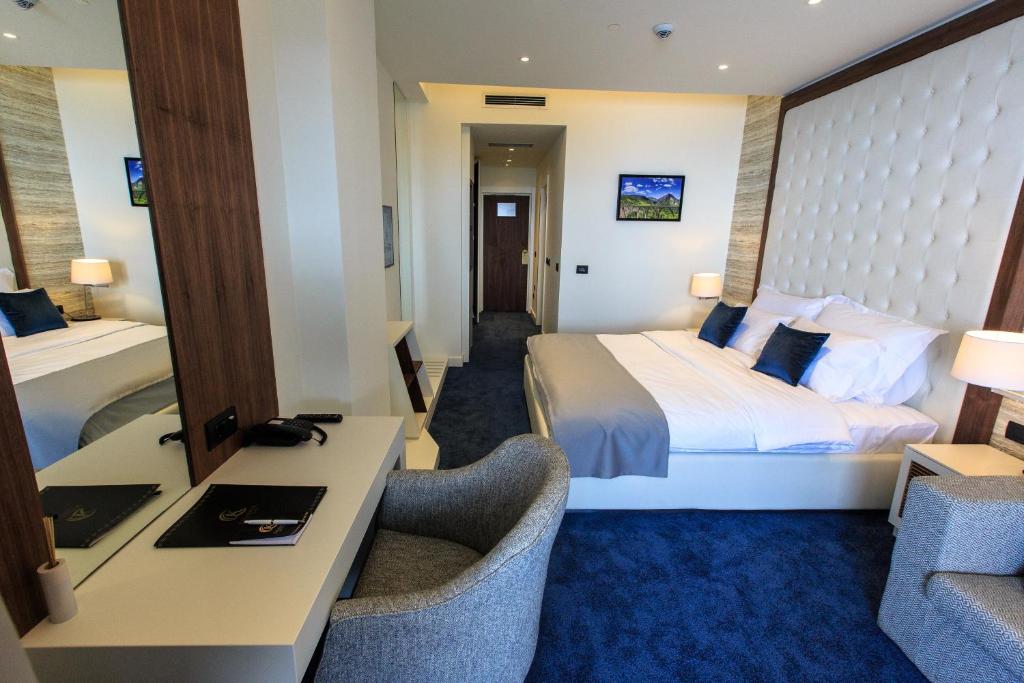 Postel nebo postele na pokoji v ubytování Kalamper Hotel & Spa