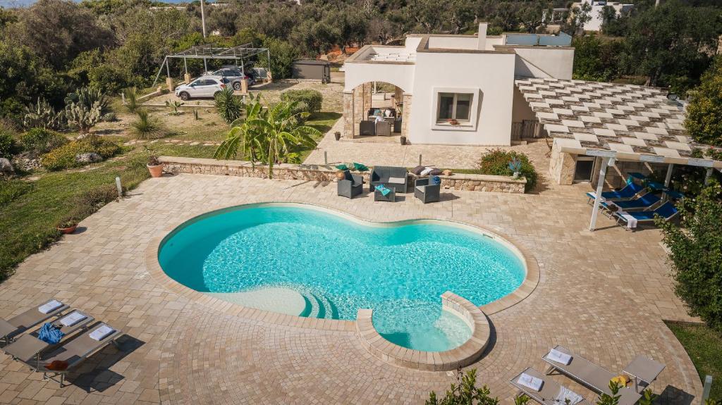 einen Luftblick auf einen Pool vor einem Haus in der Unterkunft Villa Sanssouci 8, Emma Villas in Castrignano del Capo