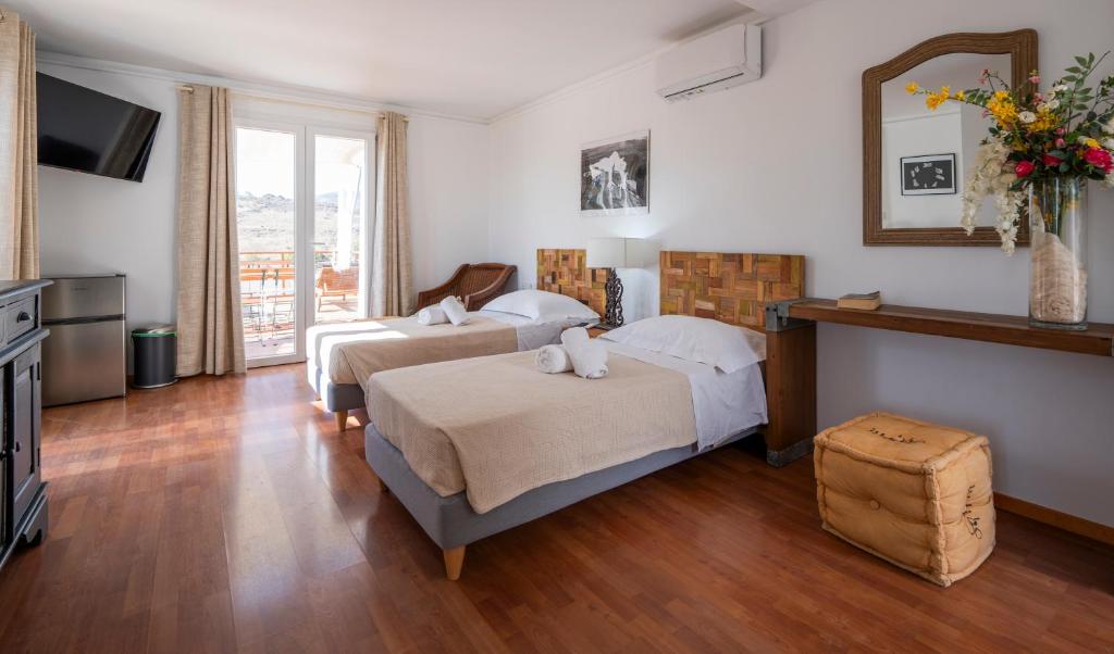 Postel nebo postele na pokoji v ubytování Syros village suites