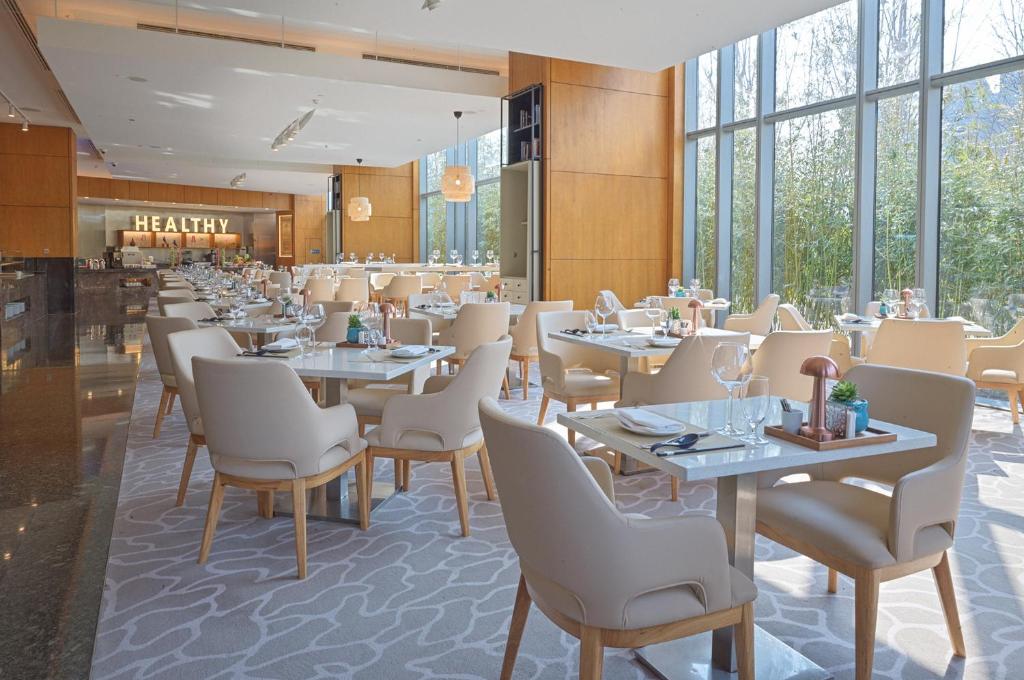 Restaurace v ubytování InterContinental Beijing Beichen by IHG l Walking Distance to Bird's Nest & Water Cube & Metro Station l Interconnected with China National Convention Center l Award-winning Club Lounge with Mixologist l Direct Metro Line to Wangfujing