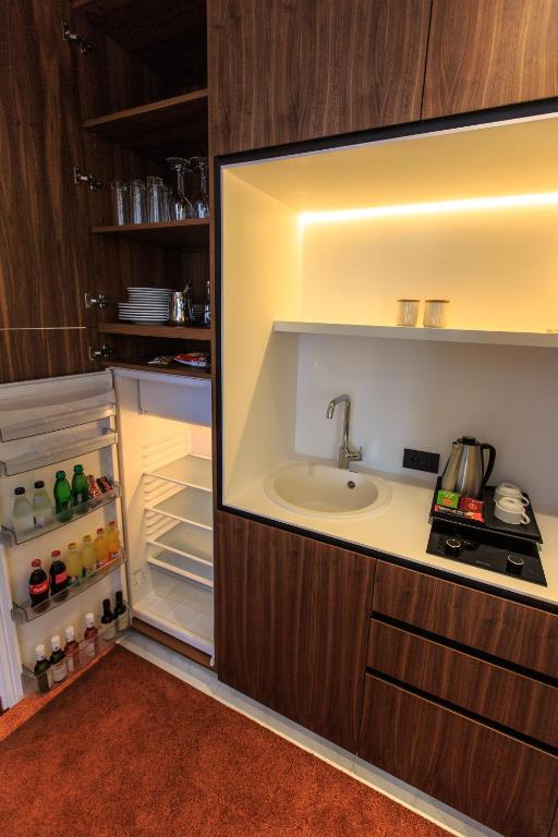 Kuchyň nebo kuchyňský kout v ubytování Kalamper Hotel & Spa