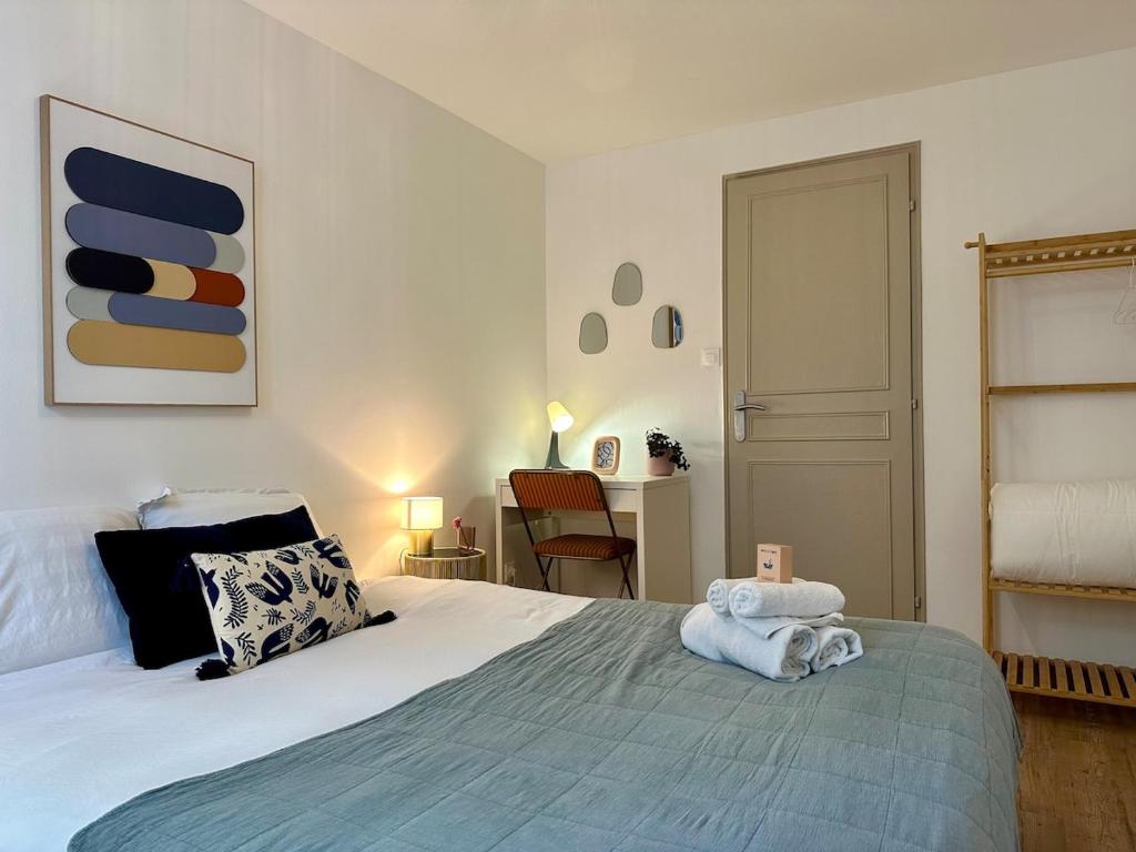 une chambre avec un lit avec un animal en peluche dessus dans l'établissement Le Cosy - 2 à 4 personnes - Proche Gare, à Nancy