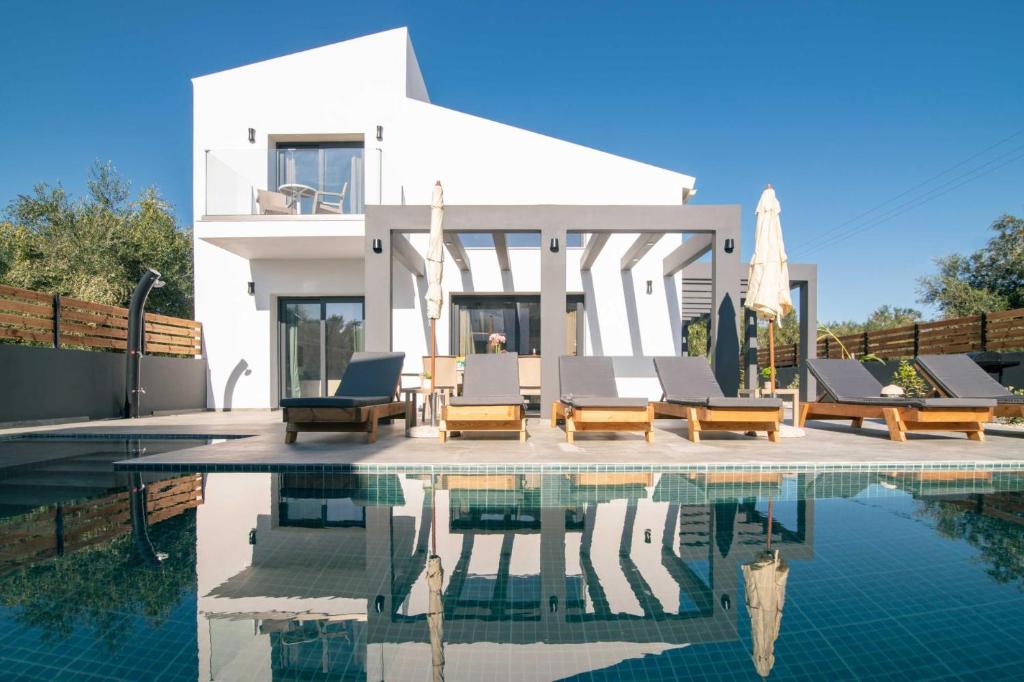 Bazén v ubytování Kozakos Villas with private swimming pools nebo v jeho okolí