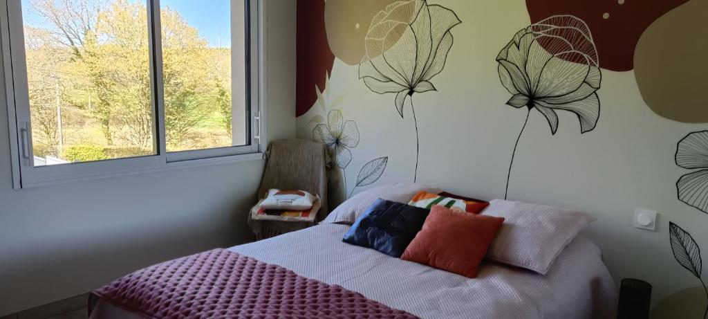 une chambre avec un lit avec des oreillers et une fenêtre dans l'établissement Location circuit 24h, à Yvré-lʼÉvêque