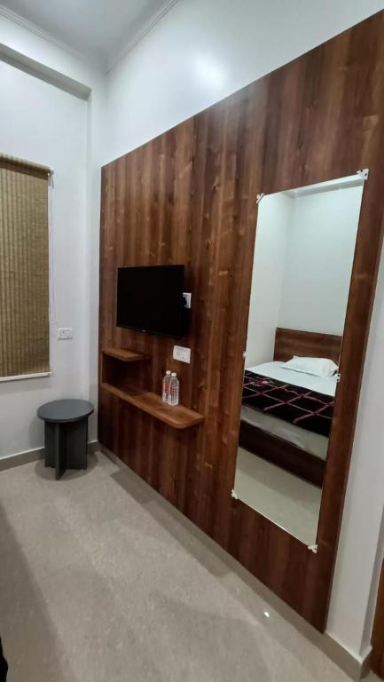 TV a/nebo společenská místnost v ubytování Homlee Ayodhya