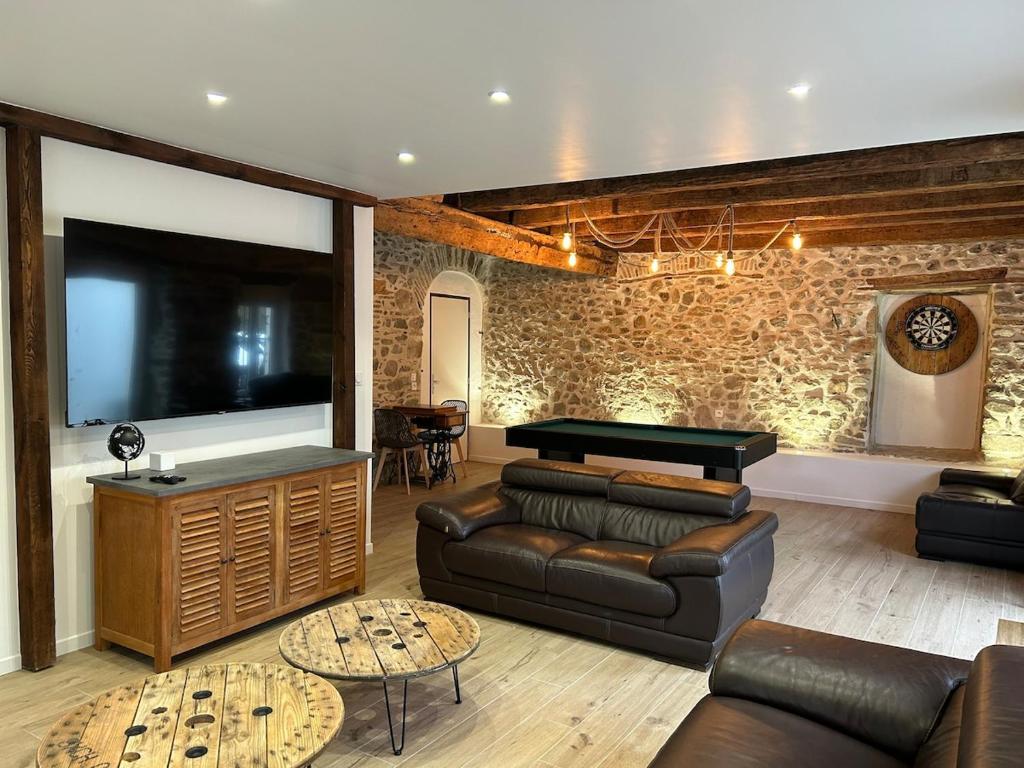 Il comprend un salon doté d'un mobilier en cuir et d'une télévision à écran plat. dans l'établissement Le Gîte de Saint Pierre, à Malleval