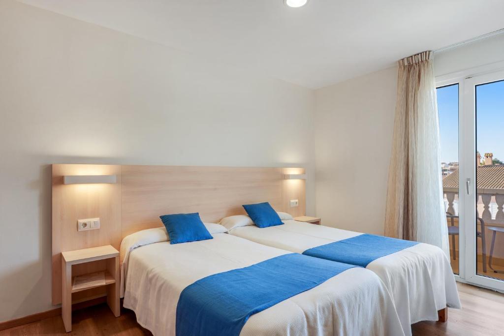 Postel nebo postele na pokoji v ubytování Bluewater Hotel