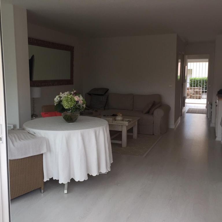 un salon avec une table et un canapé dans l'établissement High Standing App , Sea front, à Gassin