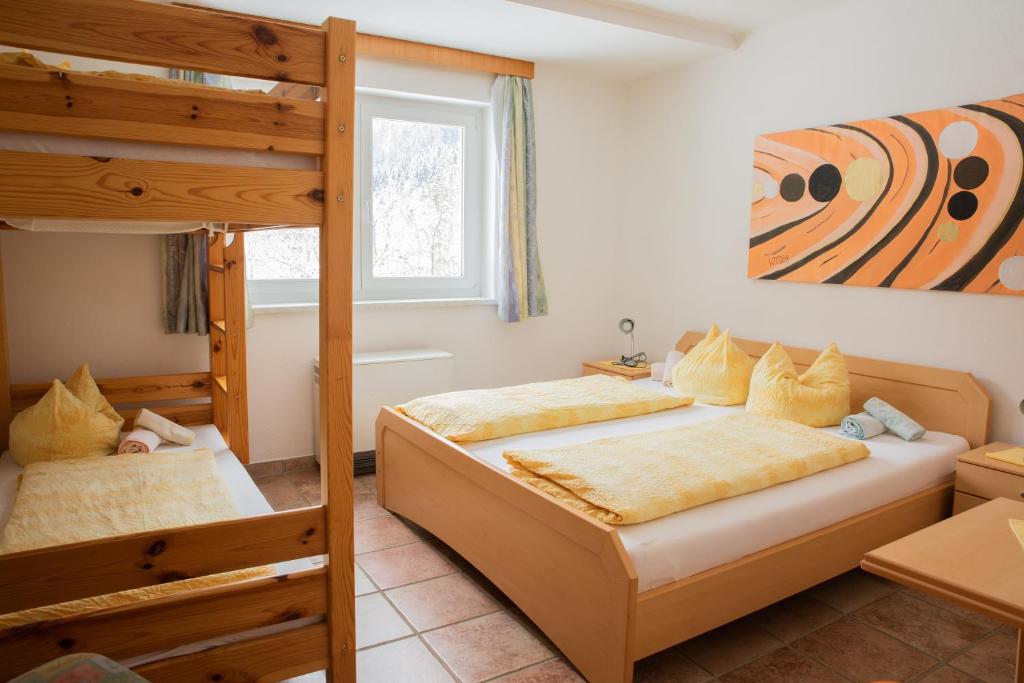 Postel nebo postele na pokoji v ubytování Gasthof Innerfraganterwirt