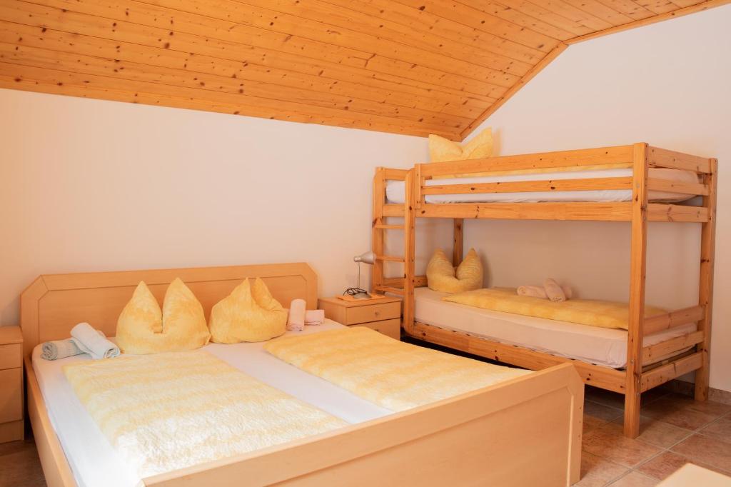 Postel nebo postele na pokoji v ubytování Gasthof Innerfraganterwirt