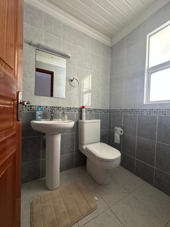 Koupelna v ubytování Modern Stylish 4-Bedroom With a Pool in Athi River
