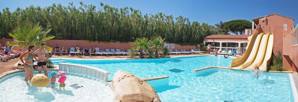 Bazén v ubytování Camping Tikayan Clau Mar Jo - Maeva nebo v jeho okolí