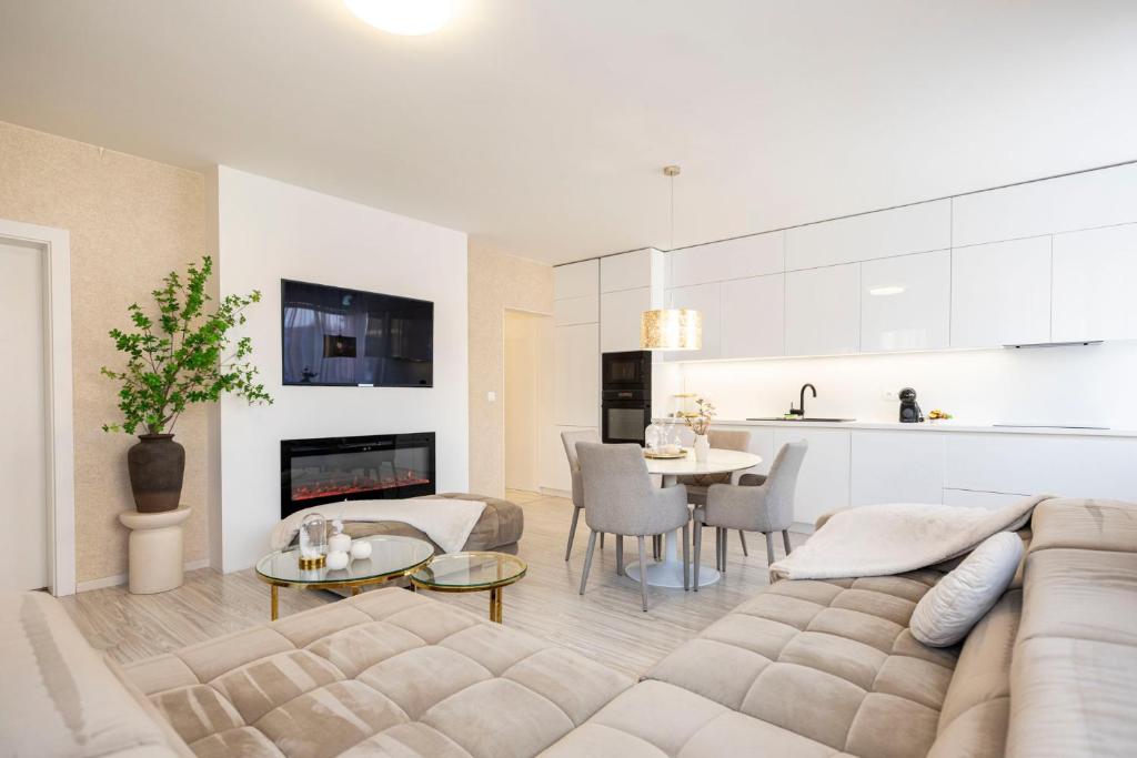 Χώρος καθιστικού στο ALURE RESIDENCES 13 & 24h self check-in, fireplace,private parking in front of the apartment building included, new building, green area with meadows and forests