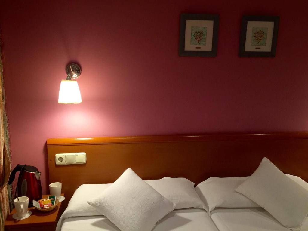 A bed or beds in a room at Pensión Ab Domini