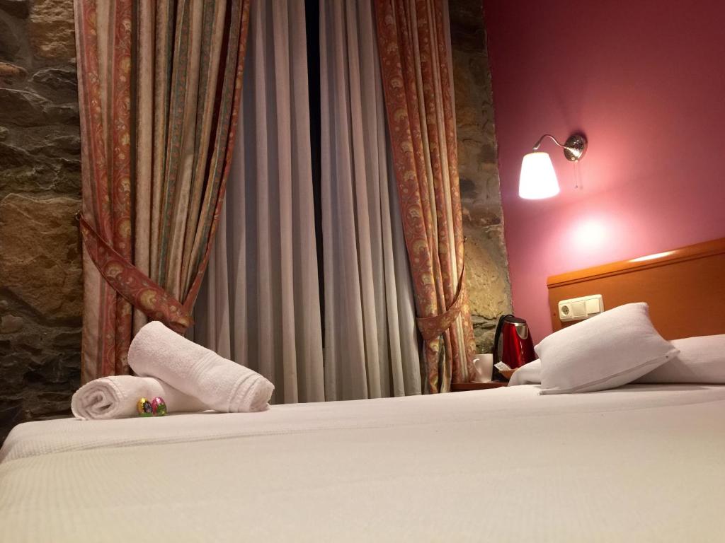 A bed or beds in a room at Pensión Ab Domini