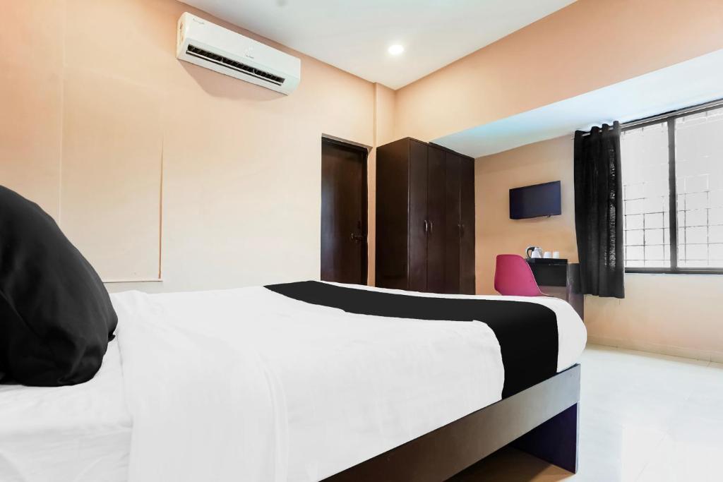 Postel nebo postele na pokoji v ubytování Super Hotel O Hingna Road Near Rachana Metro Station