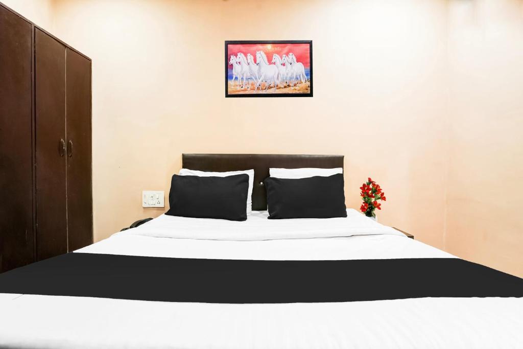 Postel nebo postele na pokoji v ubytování Super Hotel O Hingna Road Near Rachana Metro Station