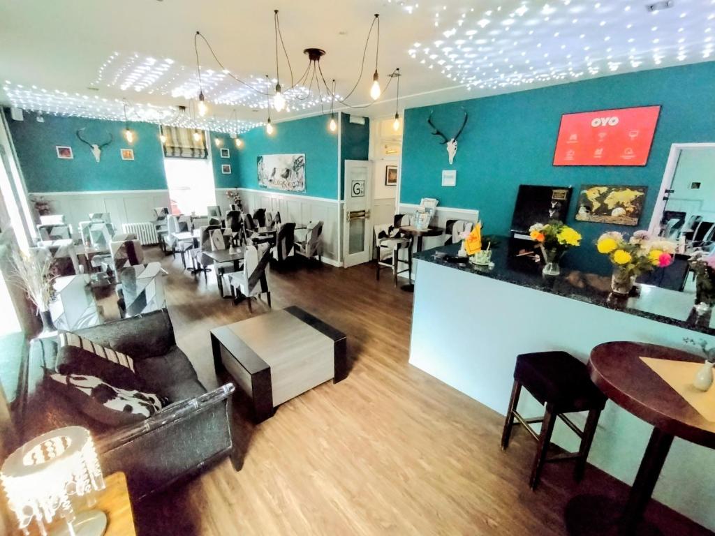 Posezení v ubytování OYO Gin House Hotel