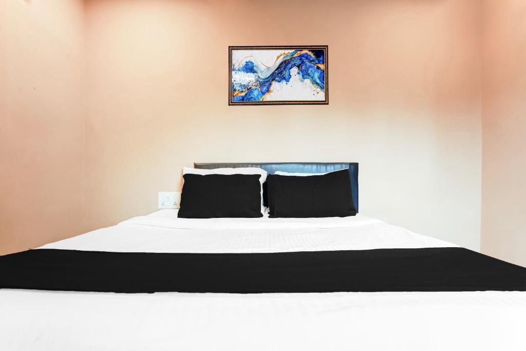 Postel nebo postele na pokoji v ubytování Super Hotel O Hingna Road Near Rachana Metro Station